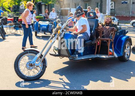 Kremenchug, Ukraine - 22 septembre 2018 : des inconnus manchosent trois motos à roues sur une place de la ville pendant la journée de célébration de la ville de Kremenchug Banque D'Images