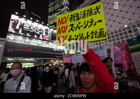 Une femme présente un signe protestant contre les mesures prises pour voter Covid-19 lors d'une manifestation dans un centre commercial ou d'un « festival de clusters » par des activistes anti-masques japonais sur la place Hachiko, à Shibuya, à Tokyo, au Japon. Samedi 26 septembre 2020.. Les militants sont partisans du controversé YouTuber devenu politicien plein d’espoir, Hiratsuka Masayuki, qui s’est présenté sans succès au gouverneur de Tokyo lors des élections du 5 juillet 2020 sous le parti libéral de souveraineté populaire. La majorité des Japonais semblent se conformer au port de masque et à la distanciation sociale Banque D'Images