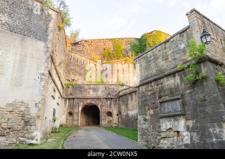 Porte de Turenne de l'immense forteresse de Sedan dans le nord-est Partie de la France Banque D'Images