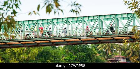 Vue en dessous de l'ancien pont en acier vert sur le affluent du Mékong. Pakse, Laos du Sud. Banque D'Images