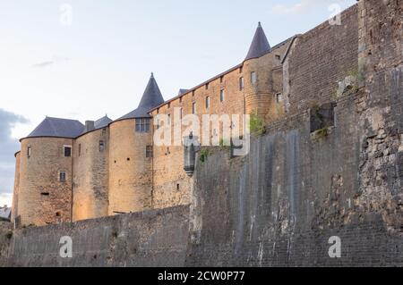 Murs massifs du fort du château de Sedan, l'une des plus grandes forteresses d'Europe située dans la partie nord-est de la France (Grand est) Banque D'Images