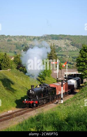 '3850' en quittant Winchcombe avec un train de marchandises et en direction de Greet tunnel. Banque D'Images