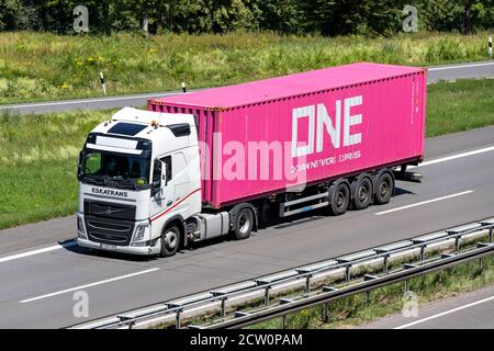 Eskatrans Volvo FH camion avec UN conteneur sur l'autoroute. Banque D'Images