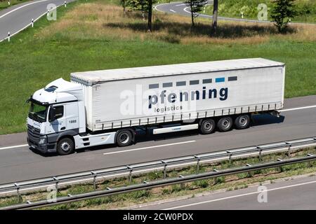 Pfenning Mercedes-Benz Actros camion avec remorque sur route. Banque D'Images