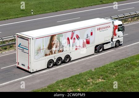 Camion vierge avec remorque Rossmann sur autoroute. Rossmann est la deuxième plus grande chaîne de pharmacies d'Allemagne avec plus de 3,800 magasins en Europe. Banque D'Images