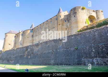 Murs massifs du fort du château de Sedan, l'une des plus grandes forteresses d'Europe située dans la partie nord-est de la France (Grand est) Banque D'Images