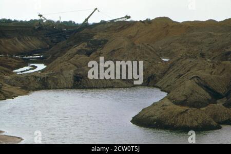 Photo historique des années 1970 : les séquelles de l'exploitation minière en bandes à Monterey dans le comté de Fulton après que la terre ait été dépouillée, la coupe se remplit souvent d'eau des sources souterraines et de la pluie. Depuis que tous les sols ont été enlevés, les terres dépouillées restent arides ca. Mai 1973 Banque D'Images