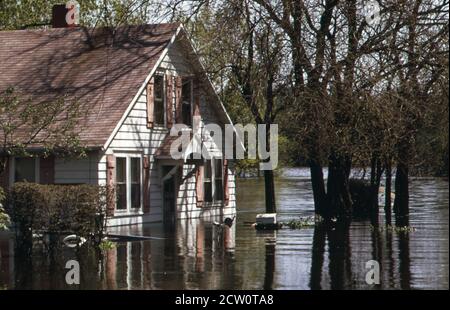 Photo historique des années 1970 : maison à Liverpool partiellement submergée par l'enflure de la rivière Illinois pendant les inondations printanières environ. Avril 1973 Banque D'Images