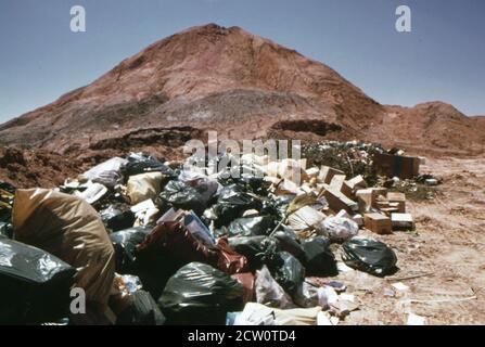 Photo historique des années 1970 : la mine abandonnée de Ladd il est utilisée comme décharge de la ville. Les déchets sont couverts d'argile ca. Juin 1973 Banque D'Images