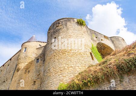 Murs massifs du fort du château de Sedan, l'une des plus grandes forteresses d'Europe située dans la partie nord-est de la France (Grand est) Banque D'Images