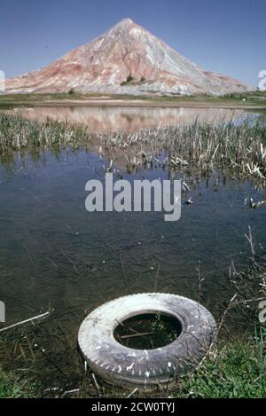 Photo historique des années 1970 : montagne d'argile et de schiste site de marques d'une mine profonde abandonnée près de la ville de Standard il ca. Juin 1973 Banque D'Images