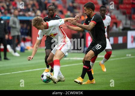 Leverkusen, Allemagne. 26 septembre 2020. Football: Bundesliga, Bayer Leverkusen - RB Leipzig, 2ème jour de match dans le BayArena. Kerem Demirbay (r) de Leverkusen et Dani Olmo (l) de Leipzig en action. Credit: Federico Gambarini/dpa - NOTE IMPORTANTE: Conformément aux règlements de la DFL Deutsche Fußball Liga et de la DFB Deutscher Fußball-Bund, il est interdit d'exploiter ou d'exploiter dans le stade et/ou à partir du jeu pris des photos sous forme d'images de séquences et/ou de séries de photos de type vidéo./dpa/Alay Live News Banque D'Images