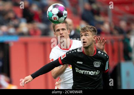 Leverkusen, Allemagne. 26 septembre 2020. Football: Bundesliga, Bayer Leverkusen - RB Leipzig, 2ème jour de match dans le BayArena. Daley Sinkgraven (l) de Leverkusen et Dani Olmo de Leipzig tentent de jouer au ballon. Credit: Federico Gambarini/dpa - NOTE IMPORTANTE: Conformément aux règlements de la DFL Deutsche Fußball Liga et de la DFB Deutscher Fußball-Bund, il est interdit d'exploiter ou d'exploiter dans le stade et/ou à partir du jeu pris des photos sous forme d'images de séquences et/ou de séries de photos de type vidéo./dpa/Alay Live News Banque D'Images