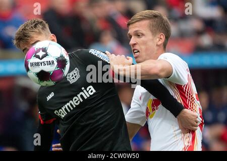 Leverkusen, Allemagne. 26 septembre 2020. Football: Bundesliga, Bayer Leverkusen - RB Leipzig, 2ème jour de match dans le BayArena. Daley Sinkgraven (l) de Leverkusen et Dani Olmo de Leipzig tentent de jouer au ballon. Credit: Federico Gambarini/dpa - NOTE IMPORTANTE: Conformément aux règlements de la DFL Deutsche Fußball Liga et de la DFB Deutscher Fußball-Bund, il est interdit d'exploiter ou d'exploiter dans le stade et/ou à partir du jeu pris des photos sous forme d'images de séquences et/ou de séries de photos de type vidéo./dpa/Alay Live News Banque D'Images