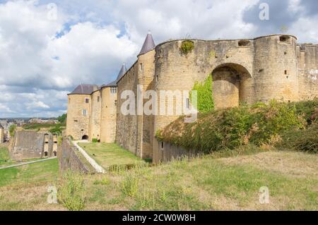 Murs massifs du fort du château de Sedan, l'une des plus grandes forteresses d'Europe située dans la partie nord-est de la France (Grand est) Banque D'Images