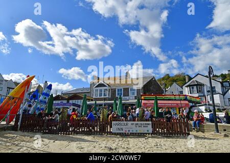 25 septembre 2020. Planches de surf colorées debout à l'écluse contre un ciel bleu ciel nuageux et spectaculaire. Crédit photo Robert Timoney/Alamy/stock Banque D'Images