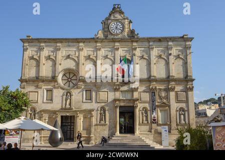 Matera, Italie - 19 septembre 2020 : personnes marchant devant le palais Lanfranchise à Matera, en Italie Banque D'Images