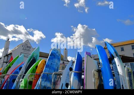 25 septembre 2020. Planches de surf colorées debout à l'écluse contre un ciel bleu ciel nuageux et spectaculaire. Crédit photo Robert Timoney/Alamy/stock Banque D'Images