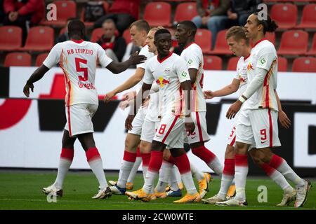 Leverkusen, Allemagne. 26 septembre 2020. Football: Bundesliga, Bayer Leverkusen - RB Leipzig, 2ème jour de match dans le BayArena. Les joueurs de Leipzig célèbrent le 1:0. Credit: Federico Gambarini/dpa - NOTE IMPORTANTE: Conformément aux règlements de la DFL Deutsche Fußball Liga et de la DFB Deutscher Fußball-Bund, il est interdit d'exploiter ou d'exploiter dans le stade et/ou à partir du jeu pris des photos sous forme d'images de séquences et/ou de séries de photos de type vidéo./dpa/Alay Live News Banque D'Images