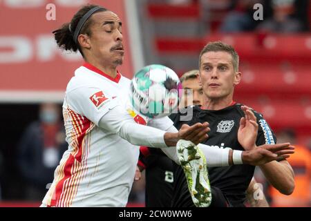 Leverkusen, Allemagne. 26 septembre 2020. Football: Bundesliga, Bayer Leverkusen - RB Leipzig, 2ème jour de match dans le BayArena. Sven Bender (r) de Leverkusen et Yussuf Poulsen de Leipzig en action. Credit: Federico Gambarini/dpa - NOTE IMPORTANTE: Conformément aux règlements de la DFL Deutsche Fußball Liga et de la DFB Deutscher Fußball-Bund, il est interdit d'exploiter ou d'exploiter dans le stade et/ou à partir du jeu pris des photos sous forme d'images de séquences et/ou de séries de photos de type vidéo./dpa/Alay Live News Banque D'Images