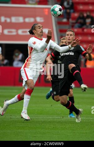 Leverkusen, Allemagne. 26 septembre 2020. Football: Bundesliga, Bayer Leverkusen - RB Leipzig, 2ème jour de match dans le BayArena. Sven Bender (r) de Leverkusen et Yussuf Poulsen de Leipzig en action. Credit: Federico Gambarini/dpa - NOTE IMPORTANTE: Conformément aux règlements de la DFL Deutsche Fußball Liga et de la DFB Deutscher Fußball-Bund, il est interdit d'exploiter ou d'exploiter dans le stade et/ou à partir du jeu pris des photos sous forme d'images de séquences et/ou de séries de photos de type vidéo./dpa/Alay Live News Banque D'Images