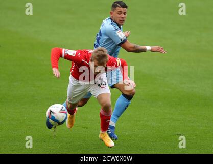 Luke Thomas de Barnsley (à gauche) et Gustavo Hamer de Coventry City se battent pour le ballon lors du match de championnat Sky Bet à Oakwell, Barnsley. Banque D'Images