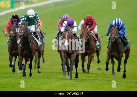 La suprématie du jockey Adam Kirby (au centre) remporte les enjeux du Juddmonte Middle Park au cours du troisième jour de la rencontre de Cambridgeshire à l'hippodrome de Newmarket. Banque D'Images