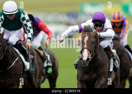 La suprématie du jockey Adam Kirby (à droite) gagne les enjeux du Juddmonte Middle Park au cours du troisième jour de la rencontre de Cambridgeshire à l'hippodrome de Newmarket. Banque D'Images