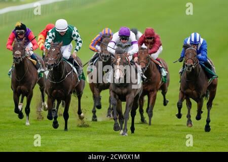 La suprématie du jockey Adam Kirby (au centre) remporte les enjeux du Juddmonte Middle Park au cours du troisième jour de la rencontre de Cambridgeshire à l'hippodrome de Newmarket. Banque D'Images