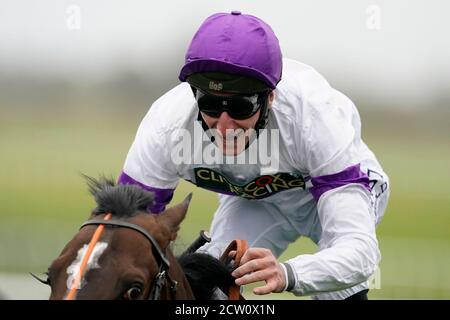 La suprématie du jockey Adam Kirby remporte les enjeux du Juddmonte Middle Park au cours du troisième jour de la réunion de Cambridgeshire à l'hippodrome de Newmarket. Banque D'Images