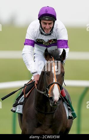 La suprématie du jockey Adam Kirby célèbre la victoire des enjeux du Juddmonte Middle Park au cours du troisième jour de la réunion de Cambridgeshire à l'hippodrome de Newmarket. Banque D'Images