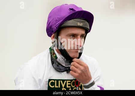 Suprématie jouée par le jockey Adam Kirby après avoir remporté les enjeux du Juddmonte Middle Park pendant le troisième jour de la réunion de Cambridgeshire à l'hippodrome de Newmarket. Banque D'Images