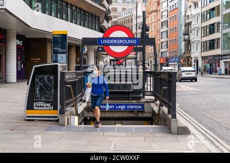 LONDRES, ANGLETERRE - 24 JUILLET 2020 : jeune femme asiatique sortant de la station de métro Chancery Lane, portant un masque et portant des boutiques pendant le CO Banque D'Images