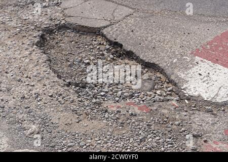 Très grand et profond pothole dans le tarmac à la rue Banque D'Images