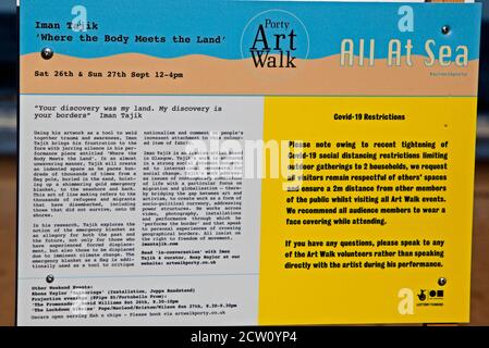 Portobello Édimbourg, Écosse, Royaume-Uni. 26 septembre 2020. L'artiste présente son projet d'art « là où le corps rencontre le pays », Iman Tajik, en utilisant son œuvre comme outil pour souder les traumatismes et la conscience, il met sa frustration au premier plan avec son silence de jarring dans sa pièce de performance. Créer un espace en retrait alors qu'il s'en charge des centaines de milliers de fois à partir d'un poteau de drapeau avec une couverture d'urgence or/argent chatoyante. Cet acte de ligne fait référence aux milliers de réfugiés et de migrants qui ont débarqué sur les côtes britanniques, y compris ceux qui ont péri . Crédit : Arch White/Alamy Live News. Banque D'Images