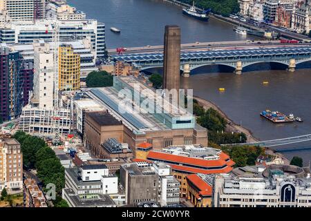 Londres, Angleterre, Royaume-Uni, 13 juillet 2013 : Musée de la galerie d'art nationale moderne de Tate sur la rive sud de la Tamise construite en 1947 comme une centrale électrique wh Banque D'Images