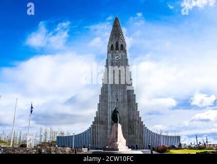 L'église Hallgrimskirkja et la statue de l'explorateur Leif Erikson en face. Reykjavik, Islande Banque D'Images
