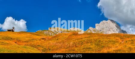 Paysage du parc naturel de Puez-Odle groupe en automne avec petite église à gauche, Dolomites, Tyrol du Sud, Val Gardena Banque D'Images