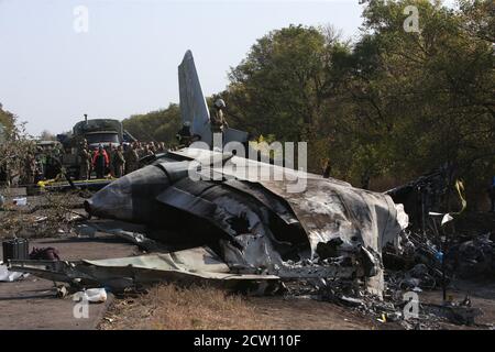 (200926) -- KHARKIV, 26 septembre 2020 (Xinhua) -- photo prise le 26 septembre 2020 montre le site de l'accident d'un avion militaire an-26 à Chuguev, dans la région de Kharkiv, en Ukraine. Le nombre de morts suite à l'accident d'un avion militaire ukrainien est passé à 26, après la mort d'une des deux personnes gravement atteintes de la maladie à l'hôpital, a déclaré le Service d'urgence de l'État ukrainien samedi. L'avion militaire an-26 de 27 personnes à bord s'est écrasé vendredi. L'avion effectue un vol d'entraînement et atterrit sur le terrain d'aviation d'une base militaire près de la ville de Chuguev, dans la région de Kharkiv. (Photo par Sergey Starostenko/Xi Banque D'Images