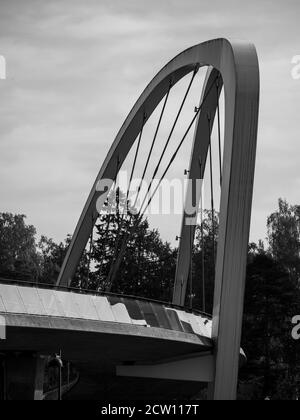 Helsinki / Finlande - 26 septembre 2020 : gros plan noir et blanc d'un pont de marche en arc avec rails en verre réfléchissants. Banque D'Images