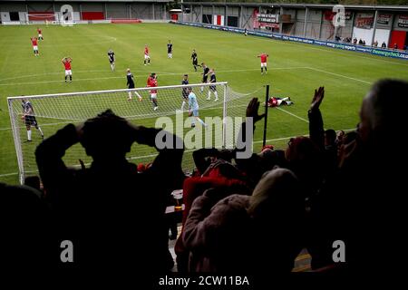 Une vue générale de l'action du match comme les supporters regardent sur les tribunes pendant la division Premier League du nord à Broadhurst Park, Manchester. Banque D'Images