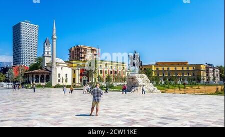 Place Skanderbeg à Tirana, Albanie. Banque D'Images