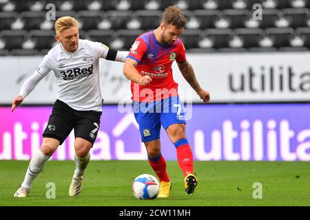 DERBY, ANGLETERRE. 26 SEPT 2020 Adam Armstrong de Blackburn Rovers bataille avec Kamil Jozwiak du comté de Derby lors du match de championnat Sky Bet entre le comté de Derby et Blackburn Rovers au Pride Park, Derby le samedi 26 septembre 2020. (Credit: Jon Hobley | MI News) Credit: MI News & Sport /Alay Live News Banque D'Images