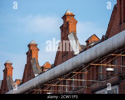 Helsinki / Finlande - 26 septembre 2020 : gros plan d'un ancien bâtiment industriel en briques rouges. Banque D'Images