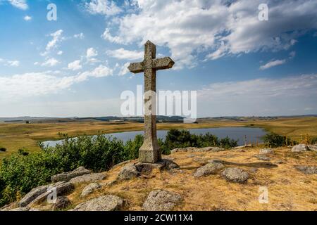 Village de Marchastel. Lac de Saint-Andeol sur le plateau d'Aubrac. Département Lozère. Occitanie. France Banque D'Images