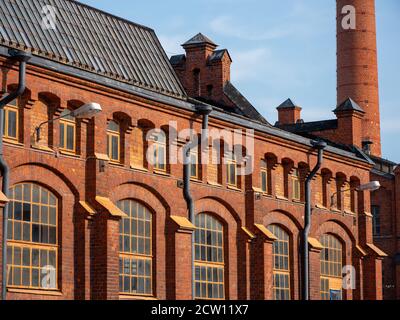 Helsinki / Finlande - 26 septembre 2020 : un gros plan d'un ancien bâtiment industriel en briques rouges avec des fenêtres voûtes vintage. Banque D'Images