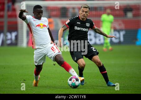 Leverkusen, Allemagne. 26 septembre 2020. Football: Bundesliga, Bayer Leverkusen - RB Leipzig, 2ème jour de match dans le BayArena. Charles Aranguiz (l) de Leverkusen et Amadou Haidara de Leipzig en action. Credit: Federico Gambarini/dpa - NOTE IMPORTANTE: Conformément aux règlements de la DFL Deutsche Fußball Liga et de la DFB Deutscher Fußball-Bund, il est interdit d'exploiter ou d'exploiter dans le stade et/ou à partir du jeu pris des photos sous forme d'images de séquences et/ou de séries de photos de type vidéo./dpa/Alay Live News Banque D'Images