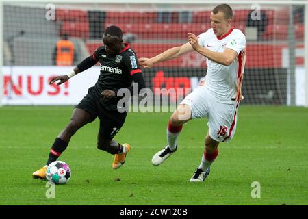 Leverkusen, Allemagne. 26 septembre 2020. Football: Bundesliga, Bayer Leverkusen - RB Leipzig, 2ème jour de match dans le BayArena. Moussa Diaby de Leverkusen et Lukas Klostermann de Leipzig en action. Credit: Federico Gambarini/dpa - NOTE IMPORTANTE: Conformément aux règlements de la DFL Deutsche Fußball Liga et de la DFB Deutscher Fußball-Bund, il est interdit d'exploiter ou d'exploiter dans le stade et/ou à partir du jeu pris des photos sous forme d'images de séquences et/ou de séries de photos de type vidéo./dpa/Alay Live News Banque D'Images