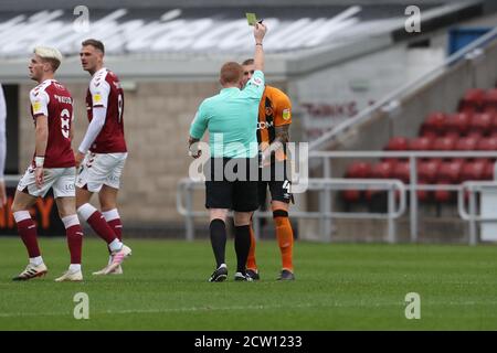 NORTHAMPTON, ANGLETERRE. 26 SEPTEMBRE 2020, l'arbitre Alan Young présente une carte jaune au Jordy de Wijs de Hull City lors de la première moitié du match de la Sky Bet League One entre Northampton Town et Hull City au PTS Academy Stadium, Northampton, le samedi 26 septembre 2020. (Credit: John Cripps | MI News) Credit: MI News & Sport /Alay Live News Banque D'Images