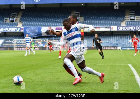 LONDRES, ANGLETERRE. 26 SEPT 2020 Bright Osayi-Samuel de QPR batailles pour possession avec Anfernee Dijksteel de Middlesbrough lors du match de championnat Sky Bet entre Queens Park Rangers et Middlesbrough au stade Loftus Road, à Londres, le samedi 26 septembre 2020. (Credit: Ivan Yordanov | MI News) Credit: MI News & Sport /Alay Live News Banque D'Images